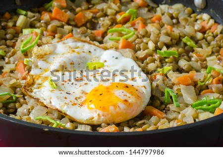 Lentils with vegetables and fried egg