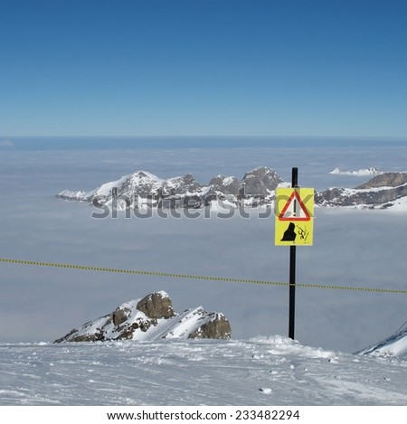 Crevasses, danger sign on the Titlis, sea of fog
