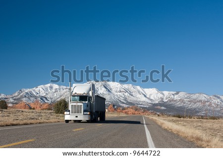 Heavy good vehicle travels across New Mexico
