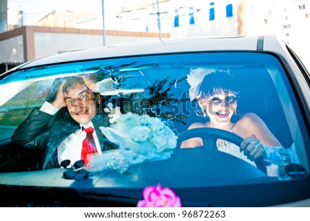 bride and groom get scared in wedding car