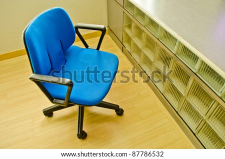 blue arm chair with nobody in office