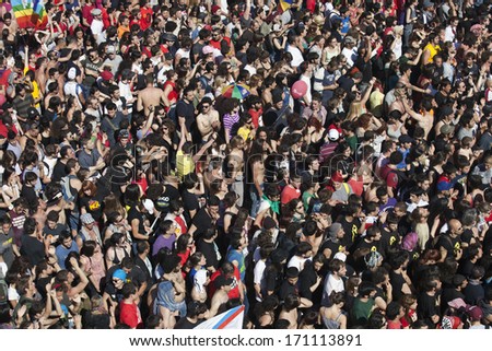 ROME - MAY 1, 2013: Crowd at free 