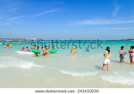 PATTAYA, THAILAND - DECEMBER 29 , 2014: tourists playing at Beach, in Koh Larn ( Larn Island ) on December 29, 2014 in Pattaya, Thailand.