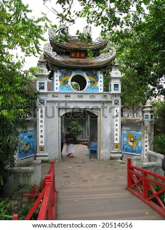 Hanoi - entry to Ho Hoan Kiem (lake of sword)