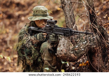 soldier aiming through the scope