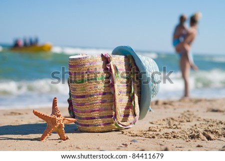 http://image.shutterstock.com/display_pic_with_logo/838813/838813,1315742658,4/stock-photo-starfish-beach-bag-and-a-woman-s-hat-on-the-beach-84411679.jpg