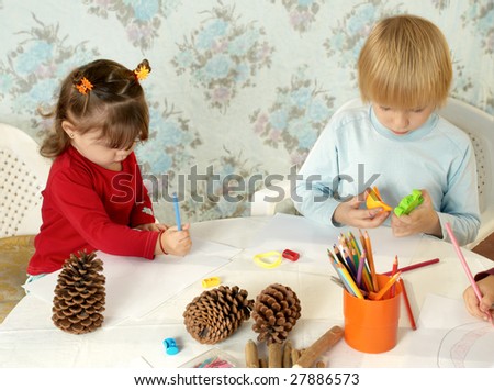 Little friends at a drawing lesson