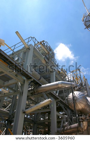 Industrial installation of pipes and tanks