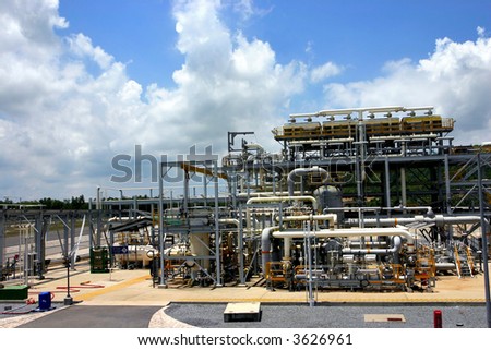 Industrial installation of pipes and tanks