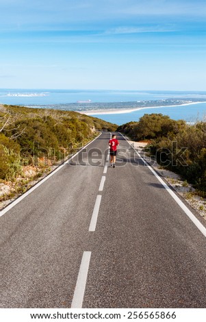 runner/the man running on the road/Arrabida