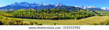 wide panoramic view of the alpine scenery of Colorado during foliage season