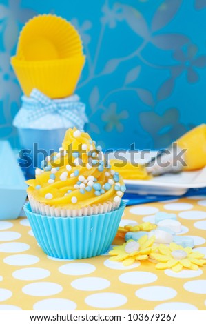 Blue and yellow cupcake setting
