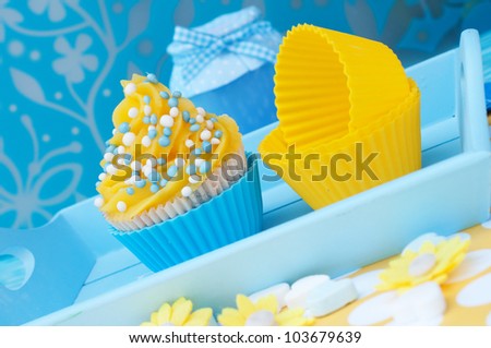 Blue and yellow cupcake setting