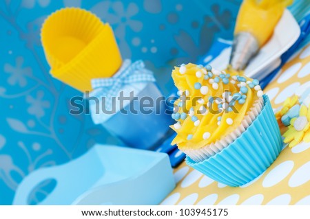 Blue and yellow cupcake setting with empty cups and a blue diner plateau