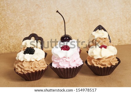six mini cupcakes in mocca and strawberry flavour