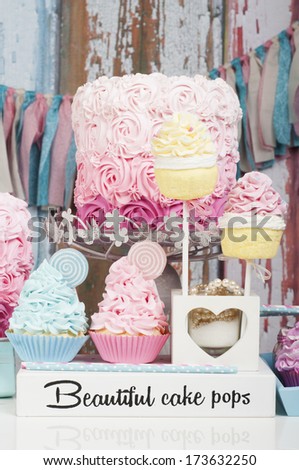 Beautiful cake pops and cupcakes