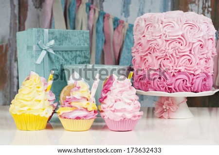 Cupcakes, presents and big party cake