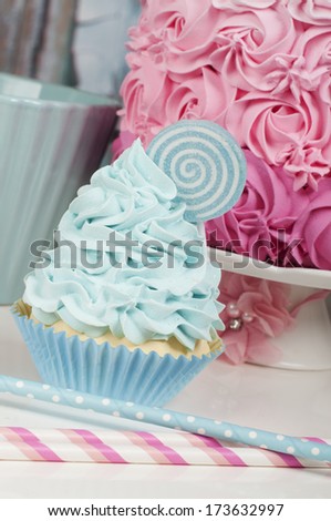 Blue lollipop cupcake with straws and party cake