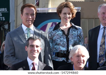 Arnold Schwarzenegger, Sigourney Weaver, James Cameron & City Officials  at the Hollywood Walk of Fame Ceremony for James Cameron Egyptian Theater Sidewalk Los Angeles,  CA December 18, 2009