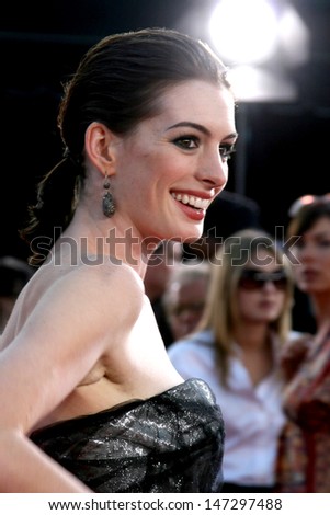 Anne Hathaway arriving at the Premiere of \