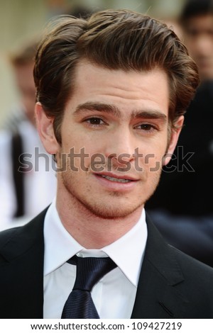 Andrew Garfield arriving for the premiere of \