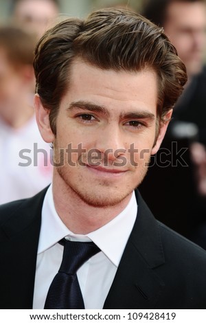 Andrew Garfield arriving for the premiere of \