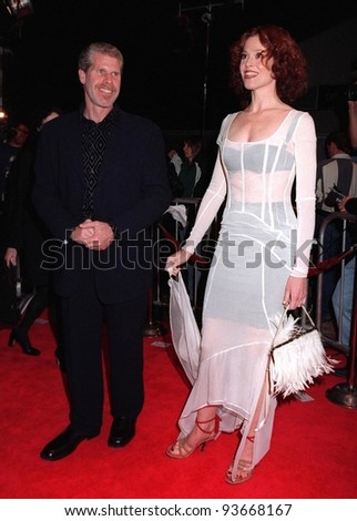 20NOV97:  Actress SIGOURNEY WEAVER & actor RON PERLMAN at premiere of their new movie, \