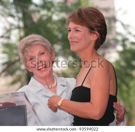 03SEP98: Actress JAMIE LEE CURTIS & actress mother JANET LEIGH on Hollywood Boulevard where Curtis was honored with the 2,116th star on the Hollywood Walk of Fame.