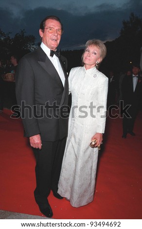 20MAY99: Actor ROGER MOORE & wife at the 6th annual Cinema Against AIDS Gala in Cannes to benefit the American Foundation for AIDS Research (AmFAR).  Paul Smith / Featureflash