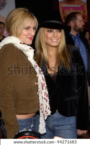 Pop star JESSICA SIMPSON (right) & actress sister ASHLEE SIMPSON at the Los Angeles premiere of Ashlee\'s new movie The Hot Chick. 02DEC2002.   Paul Smith / Featureflash