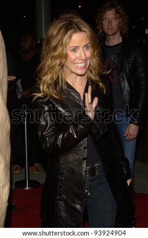 Singer SHERYL CROW at opening night party for Rolling Stone Ronnie Wood's art exhibition, in west Hollywood. 01NOV2002.   Paul Smith / Featureflash