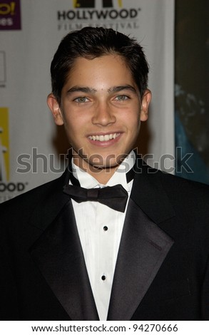 Actor TYLER HOECHLIN at the Hollywood Film Festival's Hollywood Movie Awards and Gala Ceremony, in Beverly Hills. 07OCT2002.  Paul Smith / Featureflash