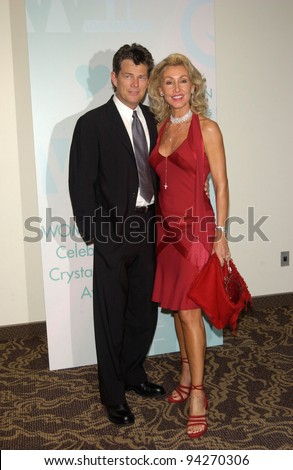 Producer/songwriters DAVID FOSTER & LINDA THOMPSON at the Women in Film Crystal and Lucy Awards at the Century Plaza Hotel, Los Angeles. 20SEP2002.    Paul Smith / Featureflash