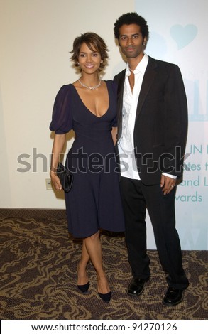 Actress HALLE BERRY & pop star husband ERIC BENET at the Women in Film Crystal and Lucy Awards at the Century Plaza Hotel, Los Angeles. 20SEP2002.    Paul Smith / Featureflash