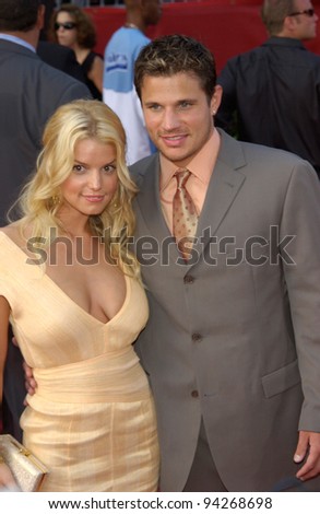 Actress/pop star JESSICA SIMPSON & fiance NICK LACHEY of pop group 98 Degrees at the 10th Annual ESPY Sports Awards in Hollywood. 10JUL2002.   Paul Smith / Featureflash
