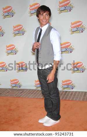Zac Efron at Nickelodeon\'s 20th Anniversary Kids\' Choice Awards at UCLA\'s Pauley Pavilion in Los Angeles. March 31, 2007  Los Angeles, CA Picture: Paul Smith / Featureflash