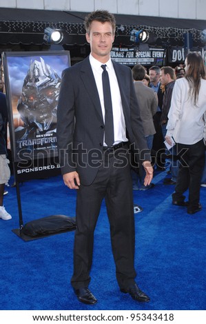 Josh Duhamel at the Los Angeles premiere of his new movie 