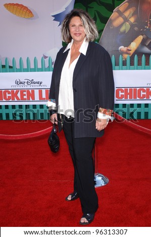 Actress LAINIE KAZAN at the world premiere of Walt Disney\'s Chicken Little at the El Capitan Theatre, Hollywood. October 30, 2005 Los Angeles, CA  2005 Paul Smith / Featureflash