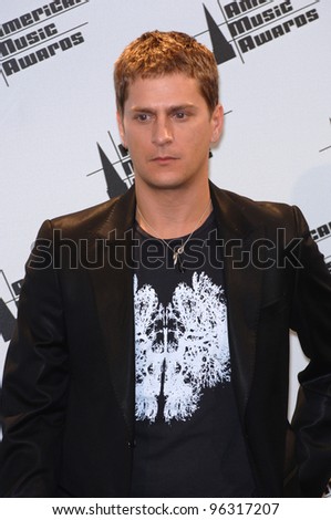 ROB THOMAS at the 2005 American Music Awards in Los Angeles. November 22, 2005  Los Angeles, CA  2005 Paul Smith / Featureflash