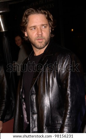 Actor RUSSELL CROWE at the world premiere, in Beverly Hills, of his new movie A Beautiful Mind. 13DEC2001.  Paul Smith/Featureflash