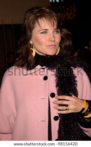 Actress LUCY LAWLESS at the Los Angeles premiere of The Lord of the Rings: The Fellowship of the Ring. 16DEC2001  Paul Smith/Featureflash
