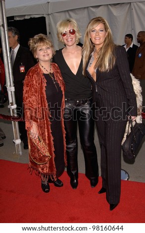 Singer JAMIE O\'NEAL (right) with mother & sister at the American Music Awards in Los Angeles. 09JAN2002.   Paul Smith/Featureflash