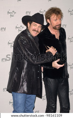 Country singers BROOKS & DUNN at the American Music Awards in Los Angeles. 09JAN2002.    Paul Smith/Featureflash