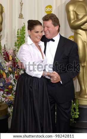 Love Story stars RYAN O\'NEAL & ALI McGRAW at the 74th Annual Academy Awards in Hollywood. 24MARR2002.   Paul Smith / Featureflash