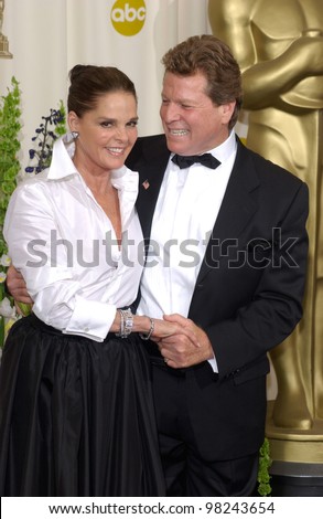 Love Story stars RYAN O\'NEAL & ALI McGRAW at the 74th Annual Academy Awards in Hollywood. 24MARR2002.   Paul Smith / Featureflash