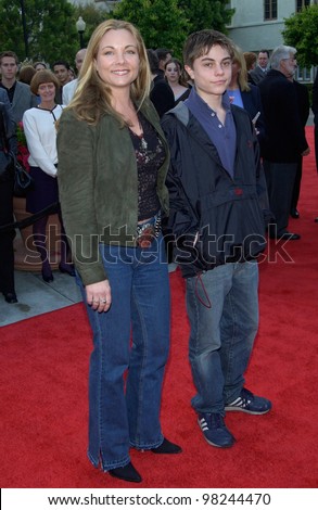 Actress THERESA RUSSELL & son MAX ROEG at the world premiere of Changing Lanes. 07APR2002.  Paul Smith / Featureflash