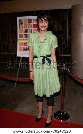 Actress SHANNYN SOSSAMON at the Los Angeles premiere of her new movie The Rules of Attraction. 03OCT2002.   Paul Smith / Featureflash
