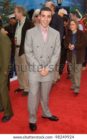 Actor DAVID KRUMHOLTZ at the world premiere of his new movie The Santa Clause 2, at the El Capitan Theatre, Hollywood. 27OCT2002.   Paul Smith / Featureflash