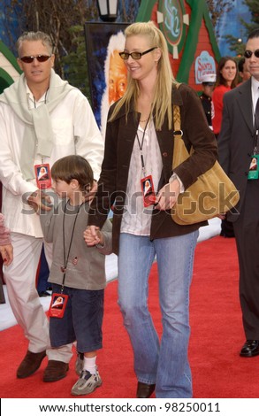 Actress LISA KUDROW & family at the world premiere of The Santa Clause 2, at the El Capitan Theatre, Hollywood. 27OCT2002.   Paul Smith / Featureflash