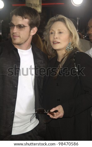 Actress FAYE DUNAWAY & son LIAM O\'NEILL at the world premiere, in Los Angeles, of Bad Boys II. July 9, 2003  Paul Smith / Featureflash